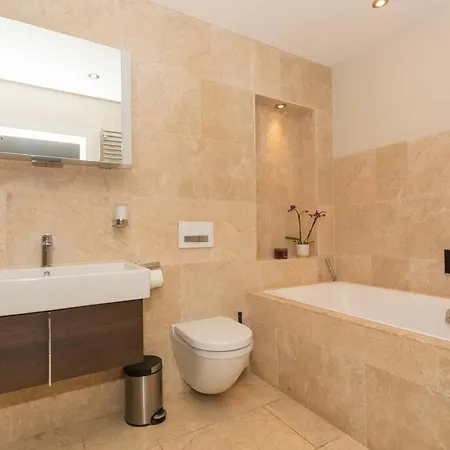 Luxury Penthouse Apartment With Hot Tub Bath Exterior photo